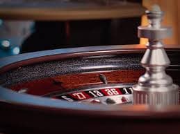 Antarmuka permainan PG Soft di pucuk slot menampilkan Aviator, Sweet Bonanza, dan Fortune Tiger dengan grafis berkualitas tinggi